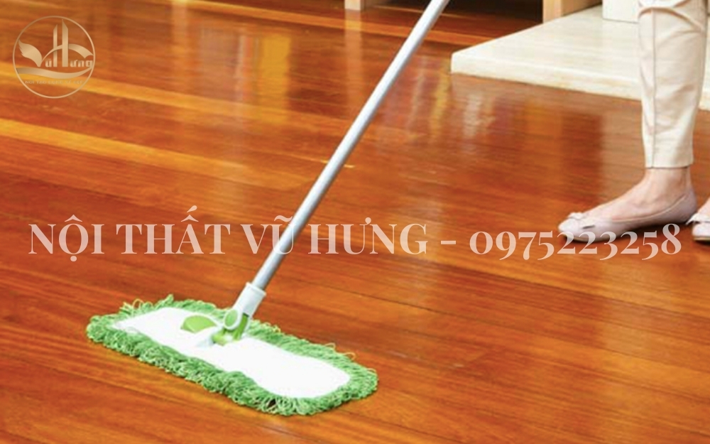 Lau sàn nhà gỗ bằng nước lau nhà chuyên dụng Nếu sàn nhà bạn đã lâu chưa được lau chùi, thêm một chút xà phòng vào nước ấm là một cách tốt để làm sạch. Phương pháp bảo quản sàn gỗ này giúp loại bỏ vết bẩn nhanh chóng và hiệu quả. Tuy nhiên, hãy chú ý chọn những loại nước lau sàn chuyên dụng cho sàn gỗ để tránh tình trạng phai màu do chứa các chất tẩy hoặc hóa chất có thể gây hại cho sàn gỗ.