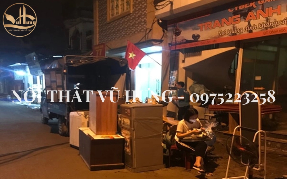 Không để người tuổi Dần xông nhà mới Theo quan niệm dân gian, câu "Dẫn hổ cửa trước, rước beo cửa sau" ám chỉ rằng sự xuất hiện của người tuổi Dần có thể mang lại điềm xấu. Vì vậy, một số gia đình sẽ tránh cho người tuổi Dần tham gia vào ngày Nhập Trạch để tránh những điều không may sau này. Trong trường hợp gia chủ là người tuổi Dần, có thể nhờ người thân khác trong gia đình đại diện tham gia vào lễ chuyển nhà. Điều này giúp tạo ra một không gian mới với năng lượng tích cực và khí vượng, không bị ảnh hưởng bởi những quan niệm không may mắn liên quan đến tuổi Dần.
