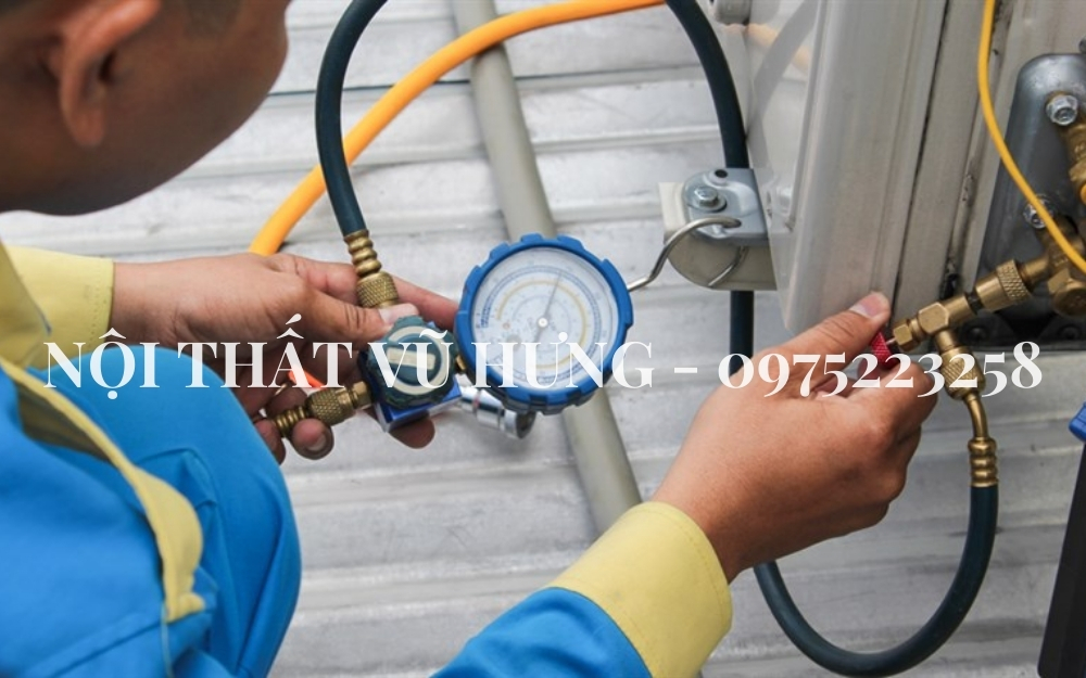 Bảng mạch/Tủ điện bị hư hỏng

Một lý do phổ biến khi máy lạnh không lành chính là vì bảng mạch/ tụ điện bị hỏng. Khi xảy ra tình trạng này, máy điều hòa chỉ hoạt động như một máy quạt thông thường. Hoặc sử dụng điều hòa quá nhiều hoặc thiết lập nhiệt độ quá thấp (dưới 20 độ C) trong thời gian dài có thể gây quá tải hoặc hỏng hóc tụ điện và bảng mạch.

Để giải quyết tình trạng này, bạn thực hiện như sau:

Liên hệ với trung tâm bảo trì để thay mới tụ điện và bảng mạch.
Hạn chế việc thiết lập nhiệt độ quá thấp, nên duy trì máy ở mức nhiệt độ từ 25 - 27 độ C.
Thường xuyên vệ sinh bảng mạch để ngăn chặn côn trùng và nhện làm tổ gây chập cháy. Nhớ tắt nguồn trước khi vệ sinh để đảm bảo an toàn cho bạn và người sử dụng.