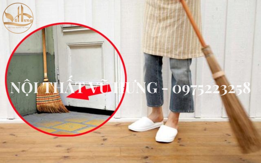 Không sử dụng chổi cũ để quét nhà mới Chổi không chỉ giúp làm sạch mà còn mang lại sự tươi mới cho không gian nhà. Theo các chuyên gia phong thủy, chổi cũ có thể mang theo năng lượng tiêu cực từ quá khứ. Vậy nên, khi dọn về nhà mới, sử dụng chổi mới được coi là cách "đổi vận" để thu hút tài lộc và mang lại sự tươi mới cho gia đình.