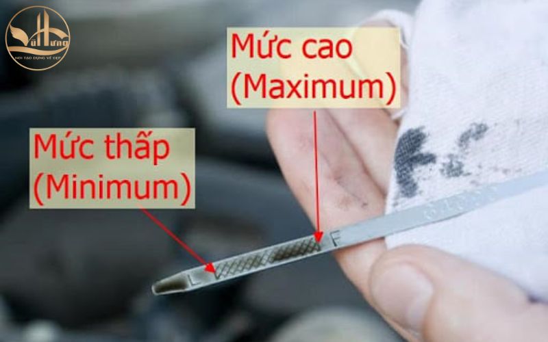 Quan sát que thăm nhớt để kiểm tra nhớt xe máy