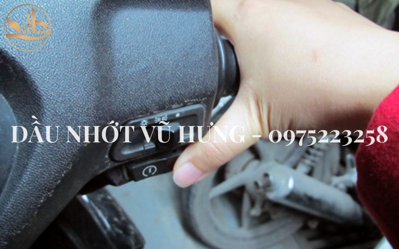 Cách kiểm tra lượng nhớt trong xe máy bằng que thăm nhớt